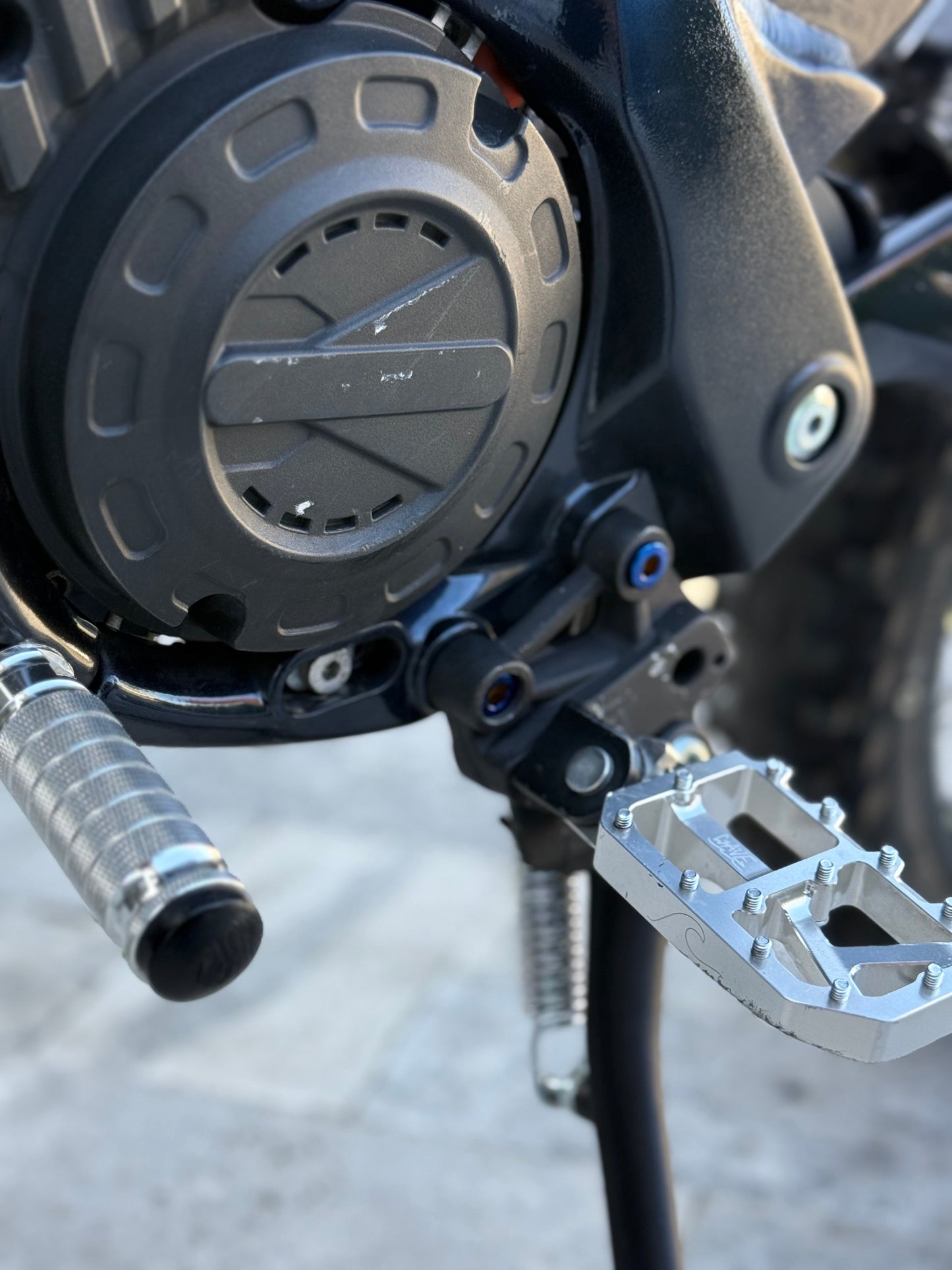 TALARIA X3 PEG BRACKET TITANIUM BOLTS